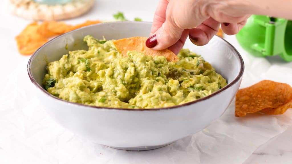 This 4-Ingredient Guacamole Recipe is a healthy easy avocado dip 100% dairy-free, gluten-free ready in less than 10 minutes for an easy last-minute appetizer or snack.