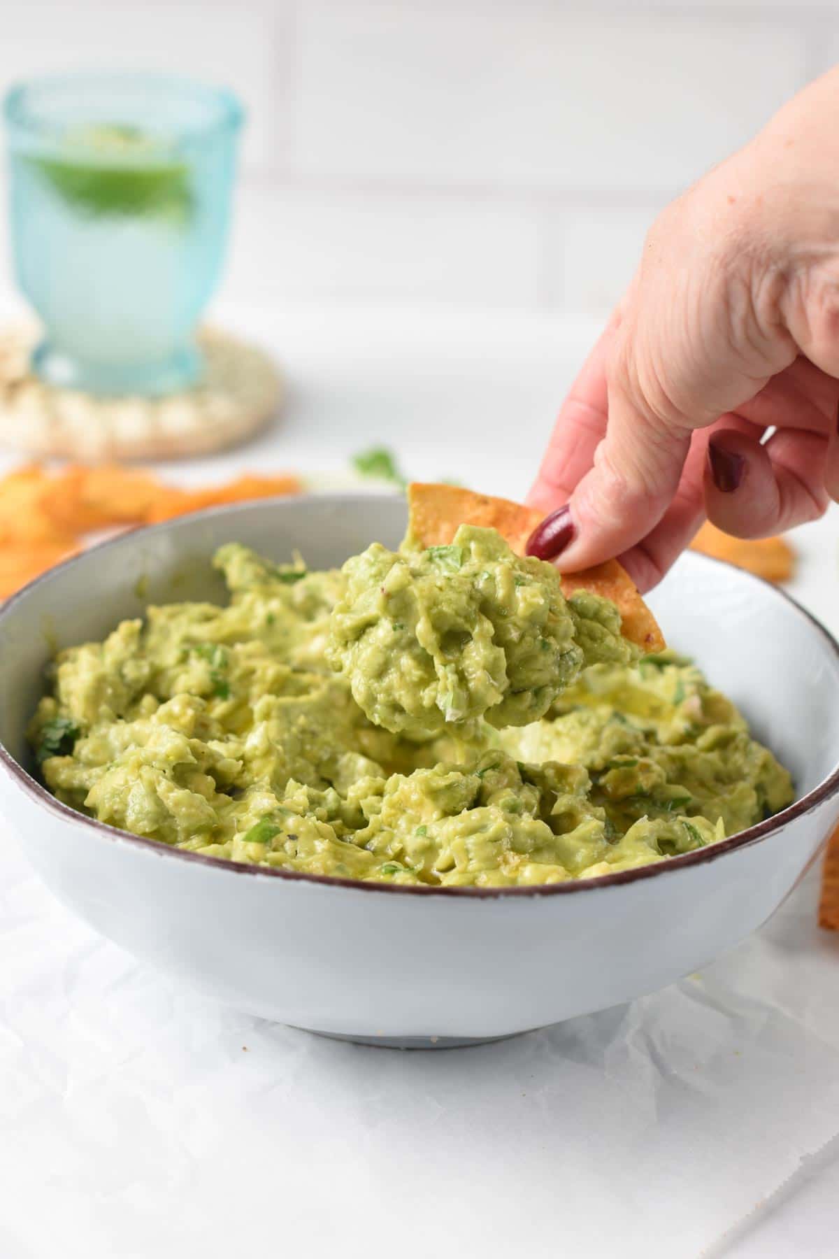 This 4-Ingredient Guacamole Recipe is a healthy easy avocado dip 100% dairy-free, gluten-free ready in less than 10 minutes for an easy last-minute appetizer or snack.