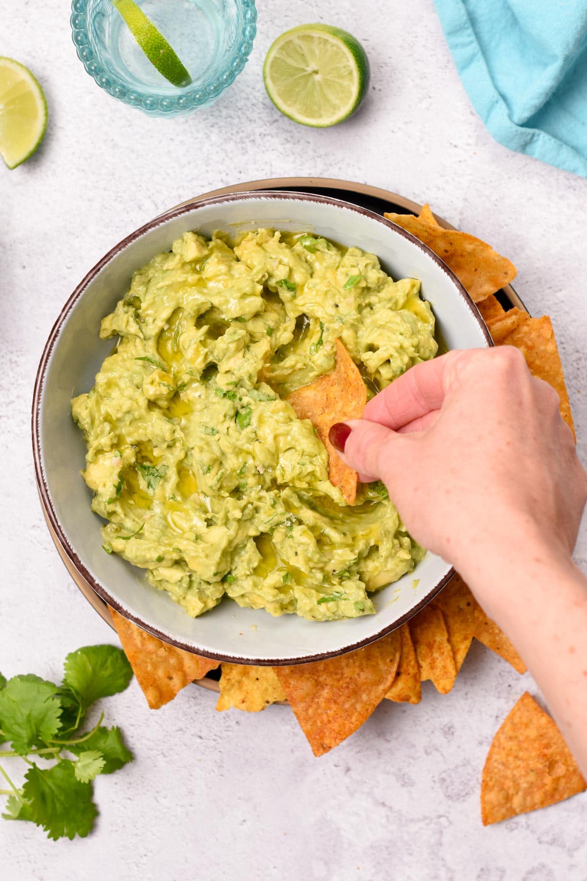 This 4-Ingredient Guacamole Recipe is a healthy easy avocado dip 100% dairy-free, gluten-free ready in less than 10 minutes for an easy last-minute appetizer or snack.