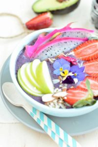 Berry Smoothie bowl recipe with banana, blueberry, almond milk and acai powder. A delicious Vegan Healthy Breakfast bowl to start your day with vitamins and energy. Clean eating breakfast smoothie.