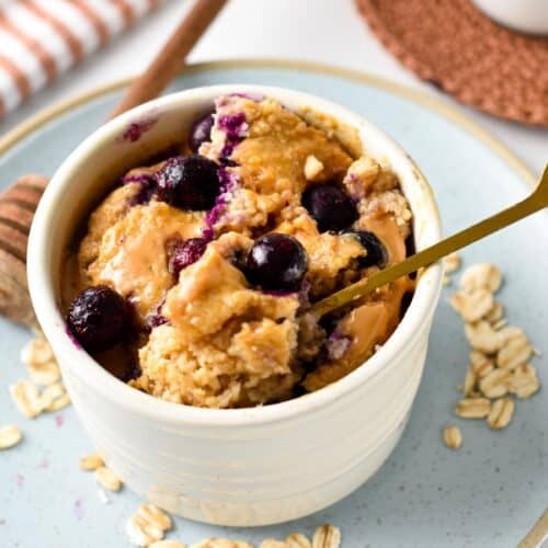 This blended baked oats recipe is an easy, healthy single serve breakfast that truly taste like dessert but packed with 15 g proteins serve. If you are after an healthy breakfast that keep you energized and full until lunchtime, that's the one to try.