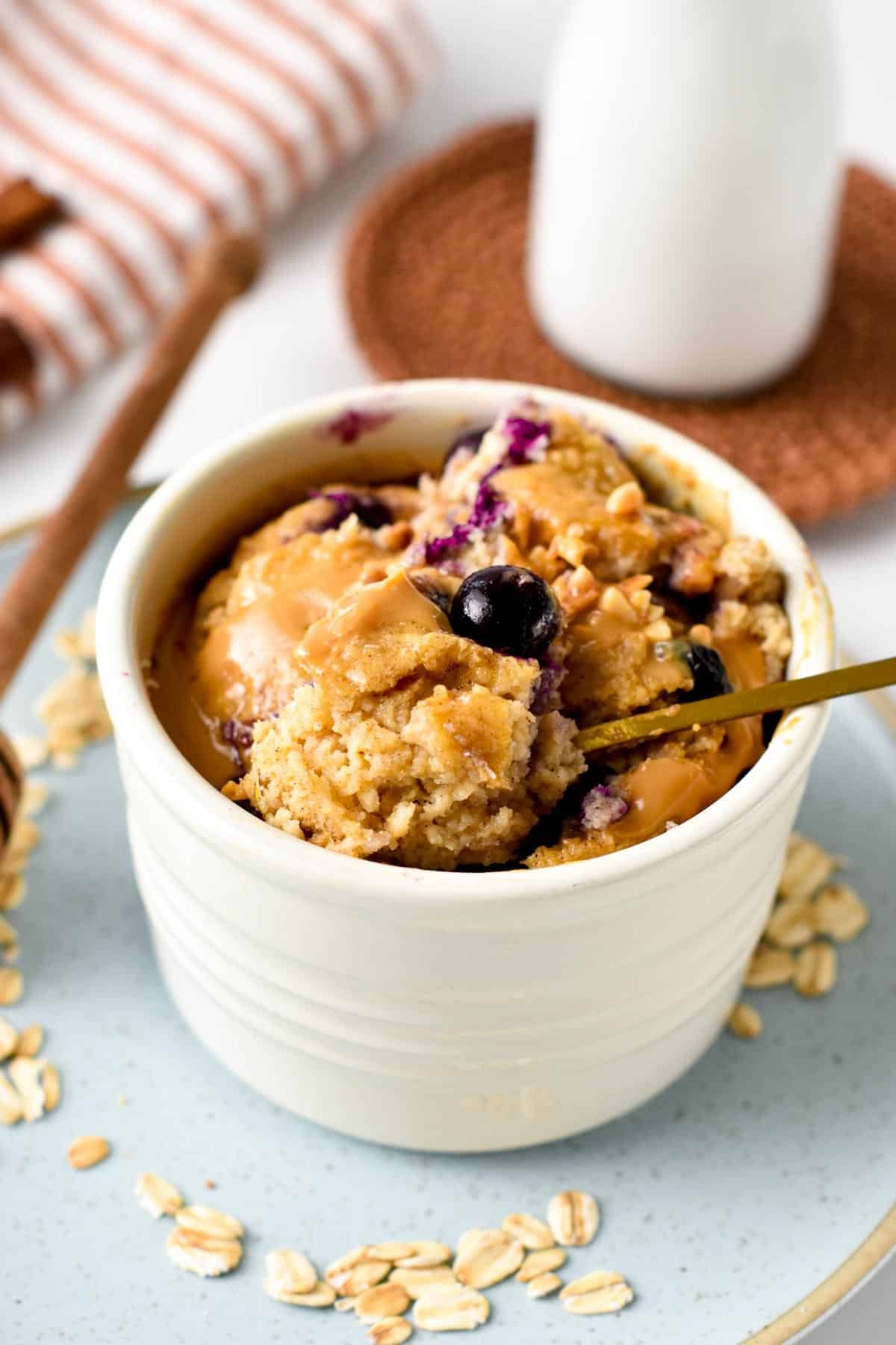 This blended baked oats recipe is an easy, healthy single serve breakfast that truly taste like dessert but packed with 15 g proteins serve. If you are after an healthy breakfast that keep you energized and full until lunchtime, that's the one to try.
