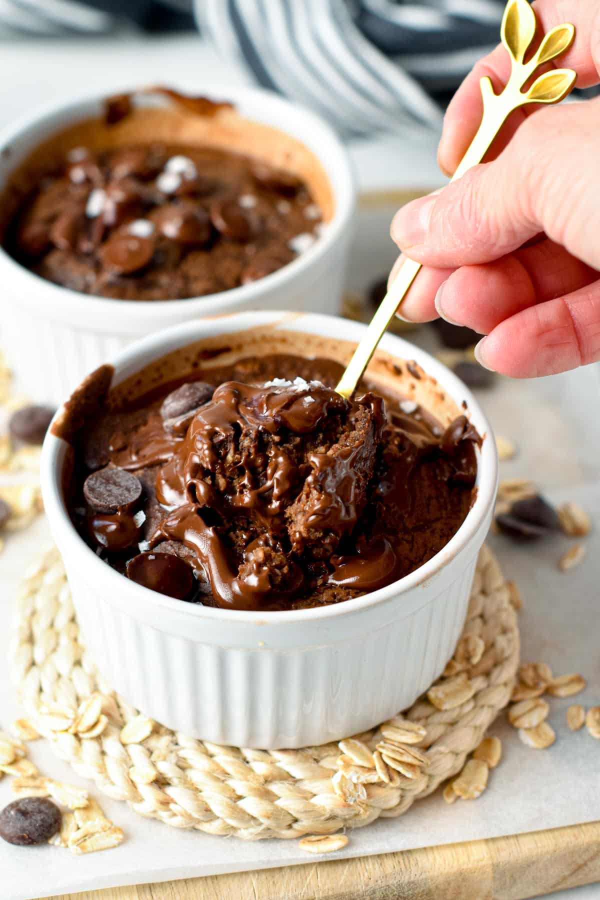 This Chocolate Baked Oats is an easy, healthy breakfast packed with 17grams protein, fiber and the most delicious chocolate flavors. Plus, this baked oats recipe is also dairy-free with gluten-free and vegan options.