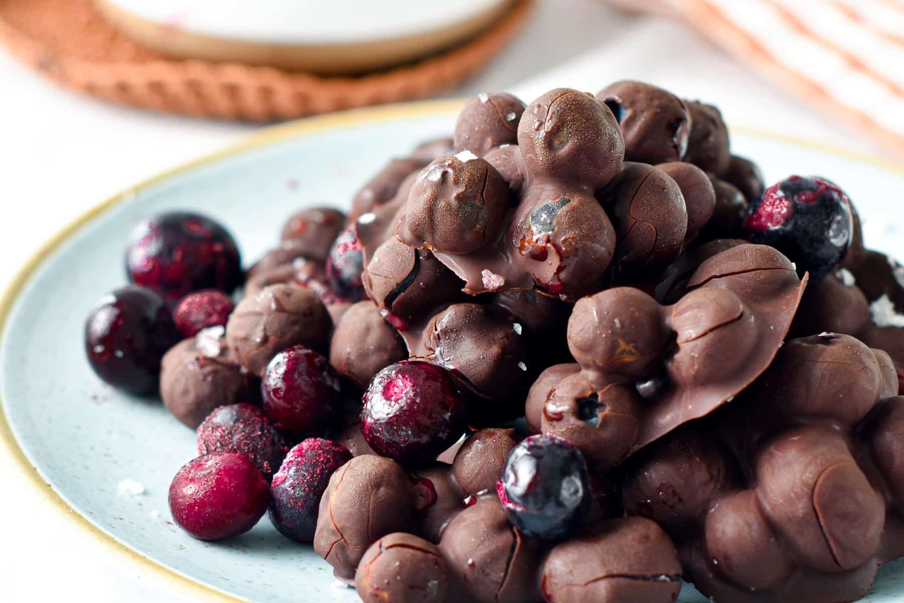 These Chocolate Covered Blueberries are the most easy snack ever made with just 3 ingredients and barely 20 minutes. Plus, this easy healthy snack is also keto-friendly, vegan and kids approved.