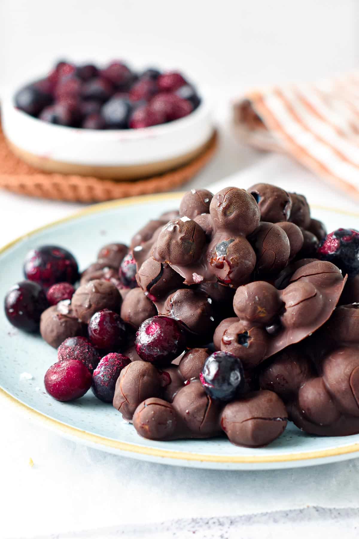 These Chocolate Covered Blueberries are the most easy snack ever made with just 3 ingredients and barely 20 minutes. Plus, this easy healthy snack is also keto-friendly, vegan and kids approved.