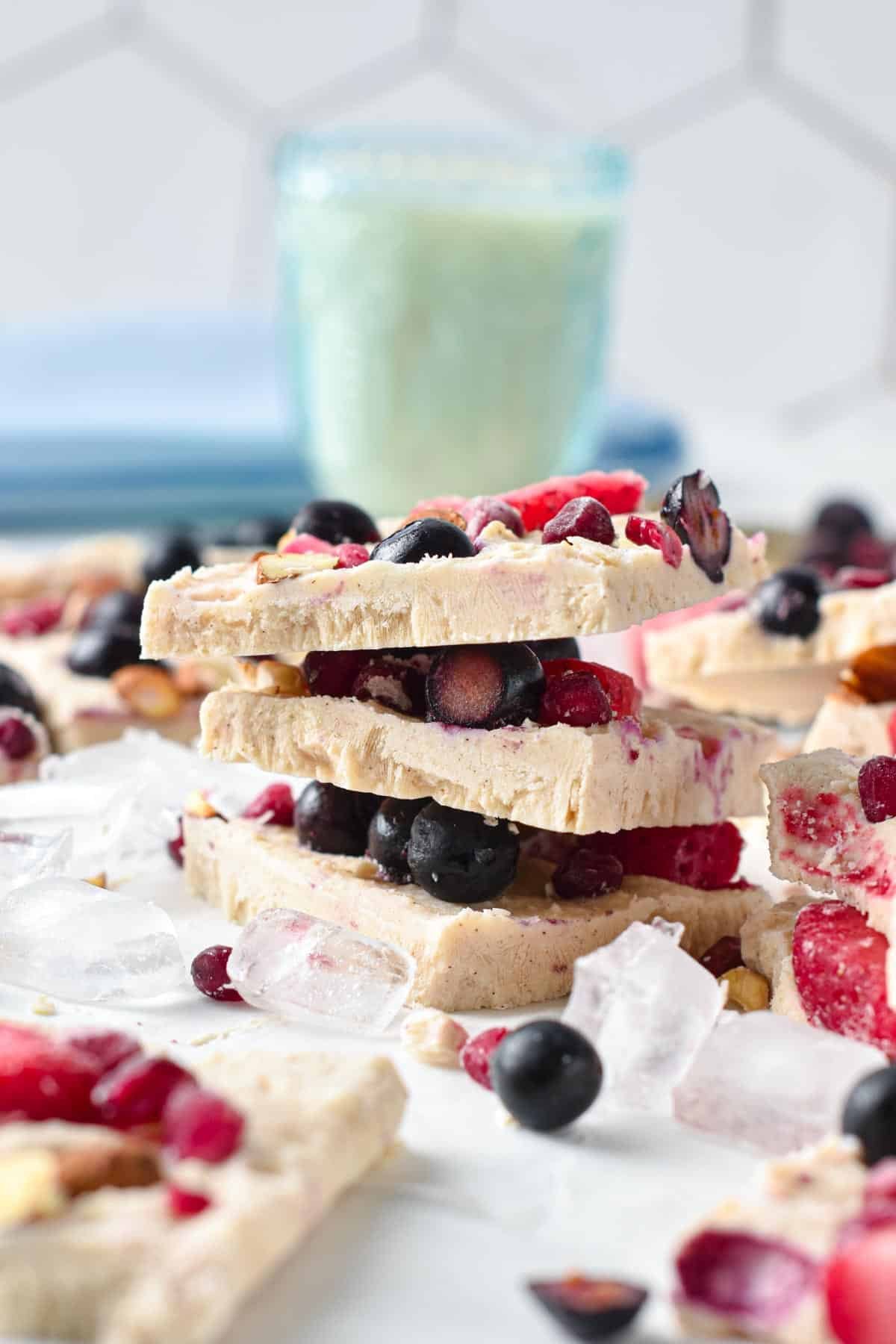 This frozen cottage cheese bark is an easy frozen snack for healthy food lovers. Packed with high-quality proteins from milk, low in fat, and low in calories, these frozen bites are guaranteed to fix any sweet tooth. 