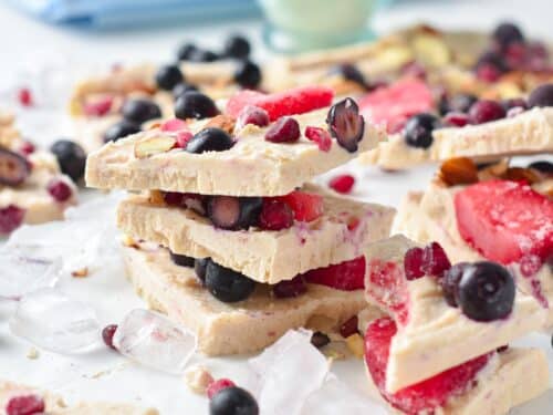 This frozen cottage cheese bark is an easy frozen snack for healthy food lovers. Packed with high-quality proteins from milk, low in fat, and low in calories, these frozen bites are guaranteed to fix any sweet tooth.