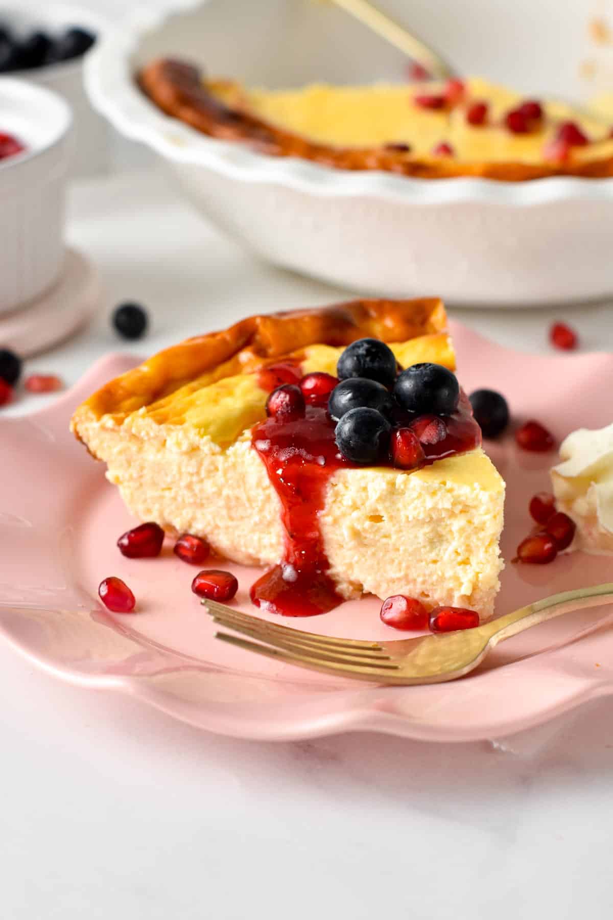 This high-protein cottage cheese cake is packed with 10 g protein per slice and only 100 kcal. Plus, it's super easy to prepare for a quick low-carb dessert.