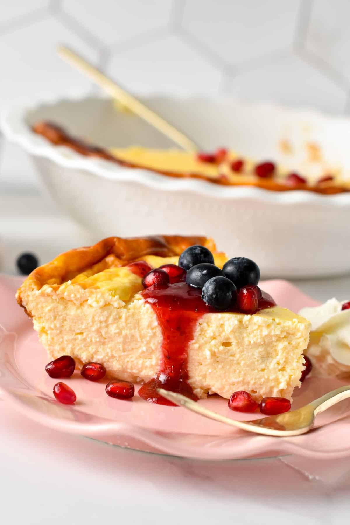 This high-protein cottage cheese cake is packed with 10 g protein per slice and only 100 kcal. Plus, it's super easy to prepare for a quick low-carb dessert.