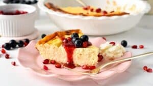 This high-protein cottage cheese cake is packed with 10 g protein per slice and only 100 kcal. Plus, it's super easy to prepare for a quick low-carb dessert.