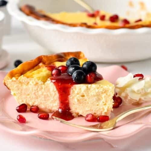 This high-protein cottage cheese cake is packed with 10 g protein per slice and only 100 kcal. Plus, it's super easy to prepare for a quick low-carb dessert.