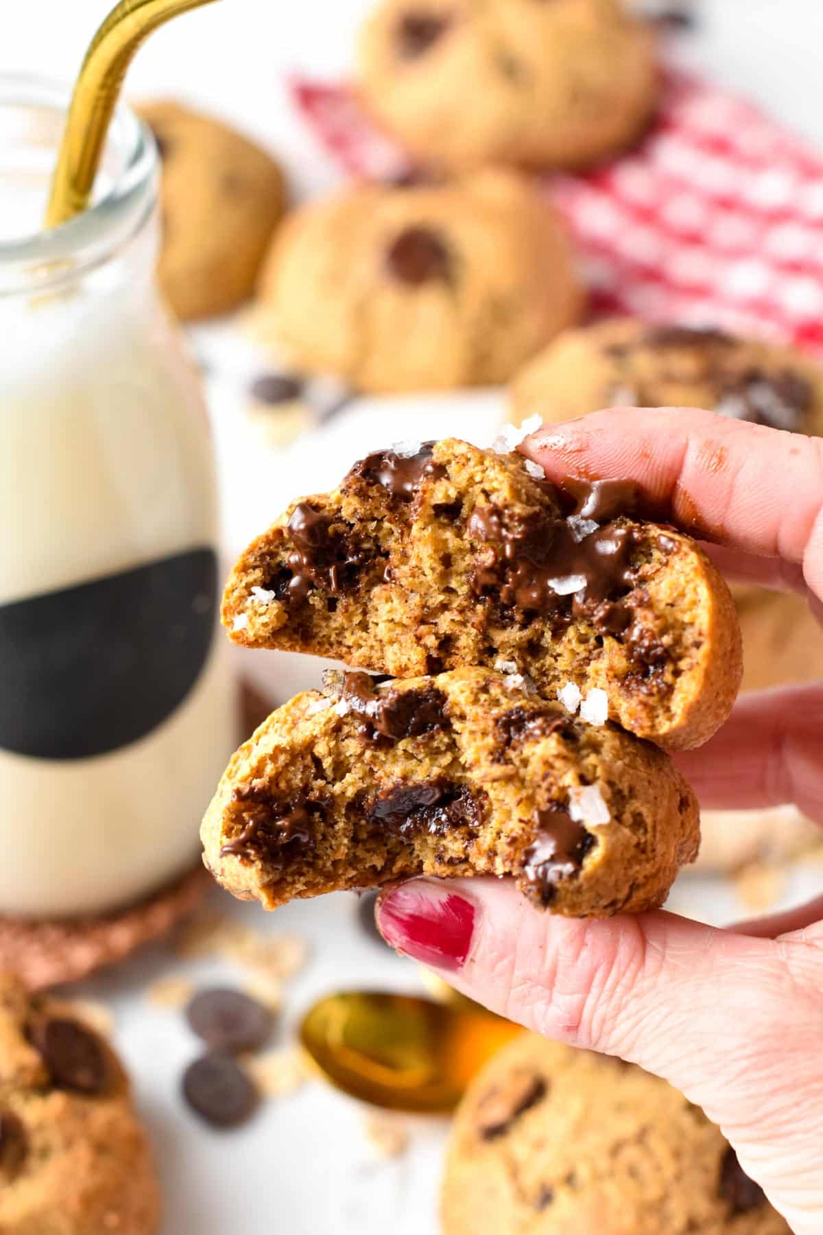 These cottage cheese cookies are delicious melt-in-your-mouth chocolate chip cookies packed with 5 g of proteins and nutrients. Plus, these cookies with cottage cheese are also naturally gluten-free, low-sugar and oil-free.
