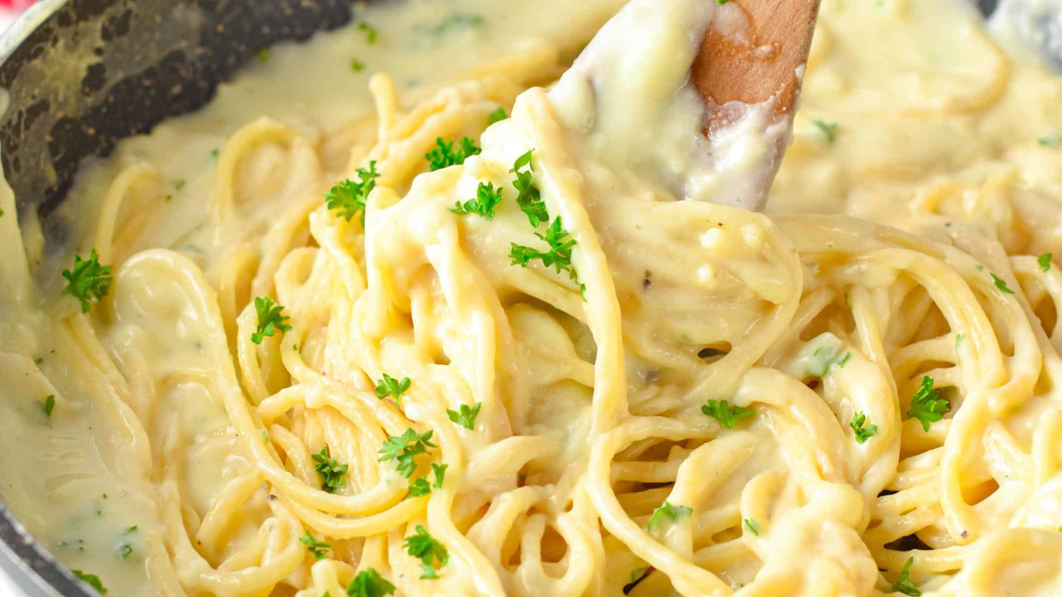 This Cottage Cheese Pasta Sauce is the most delicious creamy protein pasta sauce packed with 17 g of proteins per serve. If you love Alfredo sauce, this healthier version hit the spot.