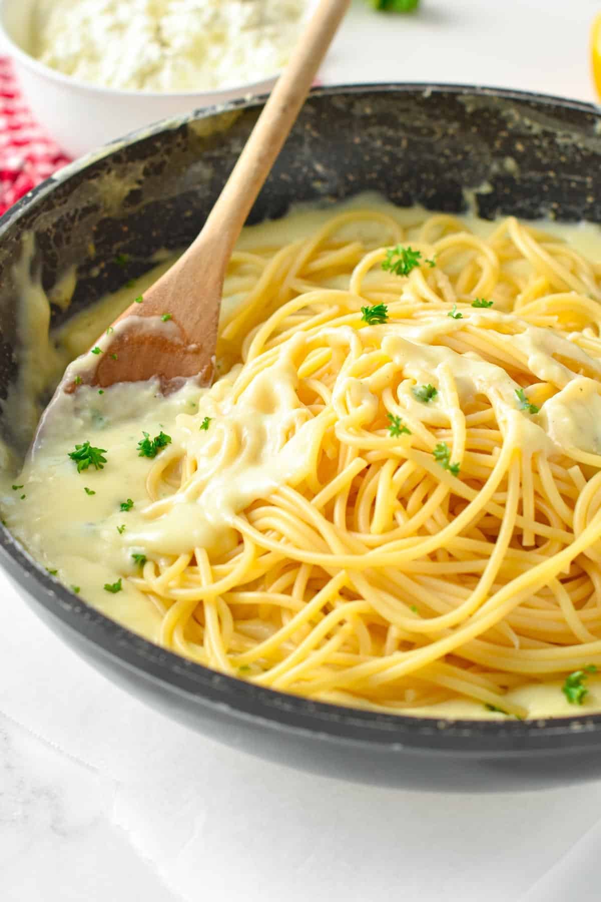 This Cottage Cheese Pasta Sauce is the most delicious creamy protein pasta sauce packed with 17 g of proteins per serve. If you love Alfredo sauce, this healthier version hit the spot.