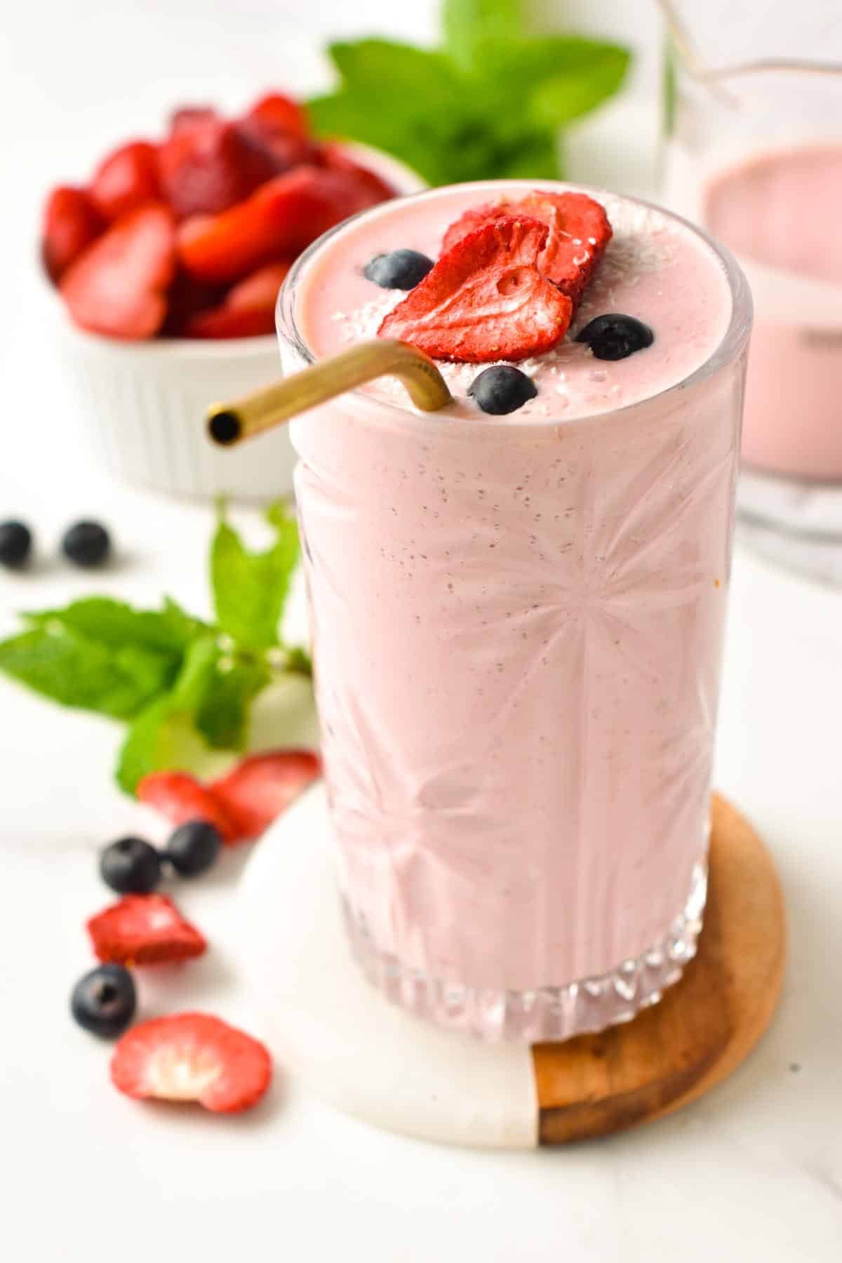 This Cottage Cheese Smoothie is a deliciously thick and creamy high-protein strawberry smoothie made from cottage cheese. With 14 grams of proteins, this is the perfect post work out snack. 