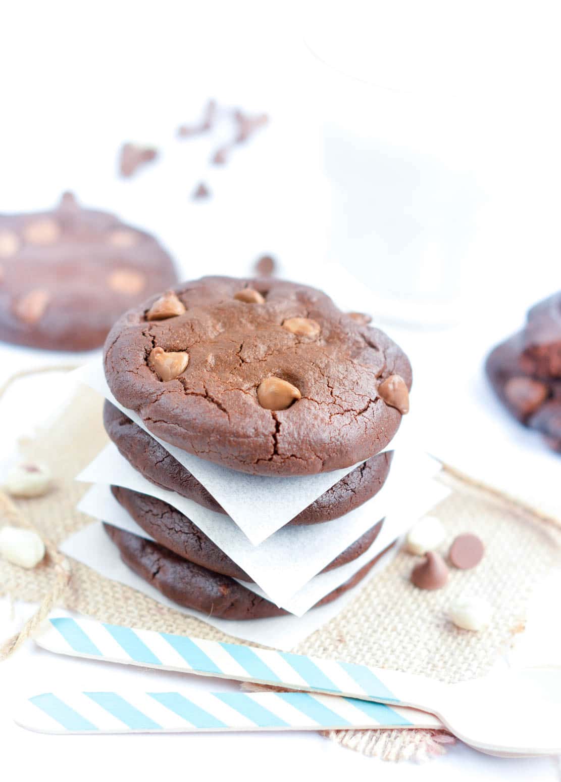 flourless chocolate peanut butter cookies s with chocolate chips. NO refined ingredients, Flourless, No Sugar, easy 6 ingredients recipe to whip in 5 minutes. Grain free, gluten free and dairy free.