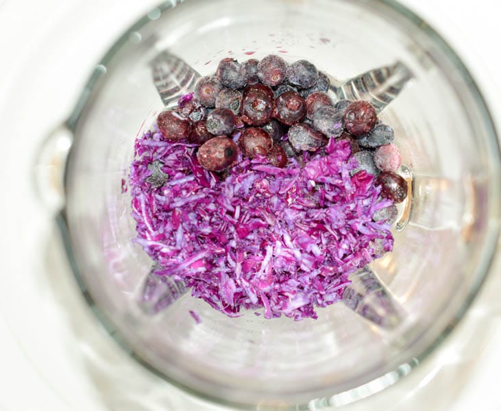 Purple smoothie with blueberries, chia seeds, red cabbage and banana. An easy 4 ingredients anti oxydants dairy free blender smoothie with almond milk laoded with vitamins C. #smoothie #almond milk #blueberries #dairyfree