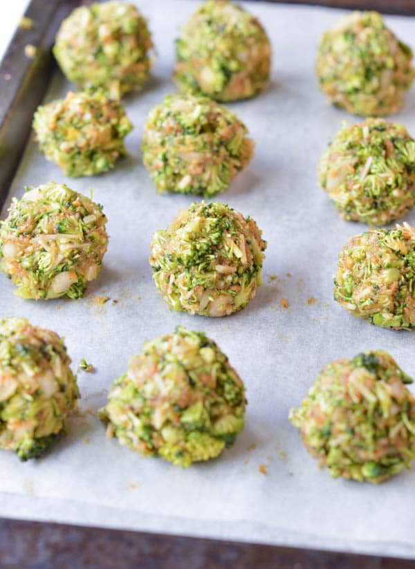  Healthy Baked Broccoli Balls are delicious broccoli cheese bites. A simple broccoli appetizer recipes with broccoli (no precooking required!), gluten free breadcrumb, eggs and a bite of cheese! Broccoli cheese balls toddlers loves.