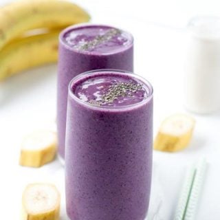 Purple smoothie with blueberries, chia seeds, red cabbage and banana. An easy 4 ingredients anti oxydants dairy free blender smoothie with almond milk laoded with vitamins C. #smoothie #almond milk #blueberries #dairyfree