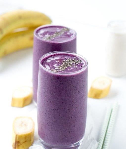 Purple smoothie with blueberries, chia seeds, red cabbage and banana. An easy 4 ingredients anti oxydants dairy free blender smoothie with almond milk laoded with vitamins C. #smoothie #almond milk #blueberries #dairyfree