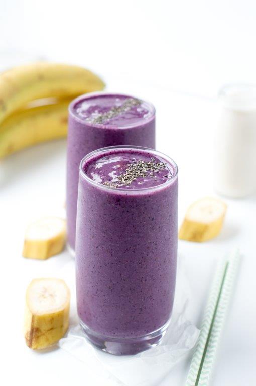 Purple smoothie with blueberries, chia seeds, red cabbage and banana. An easy 4 ingredients anti oxydants dairy free blender smoothie with almond milk laoded with vitamins C. #smoothie #almond milk #blueberries #dairyfree