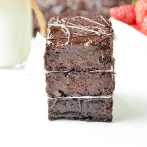 Sugar free brownies with dates. The best fudgy date brownie recipe, 100% vegan, paleo and gluten free with no refined ingredient or added sweetener. Clean eating brownie.