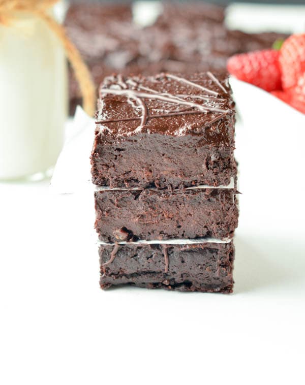 Sugar free brownies with dates. The best fudgy date brownie recipe, 100% vegan, paleo and gluten free with no refined ingredient or added sweetener. Clean eating brownie. 