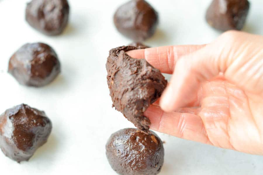 Healthy Avocado Chocolate truffles are easy and Delicious fudgy chocolate truffles, 100% dairy free, vegan and paleo. No bake dark chocolate truffles to had some healthy touch to your Christmas truffles plate.