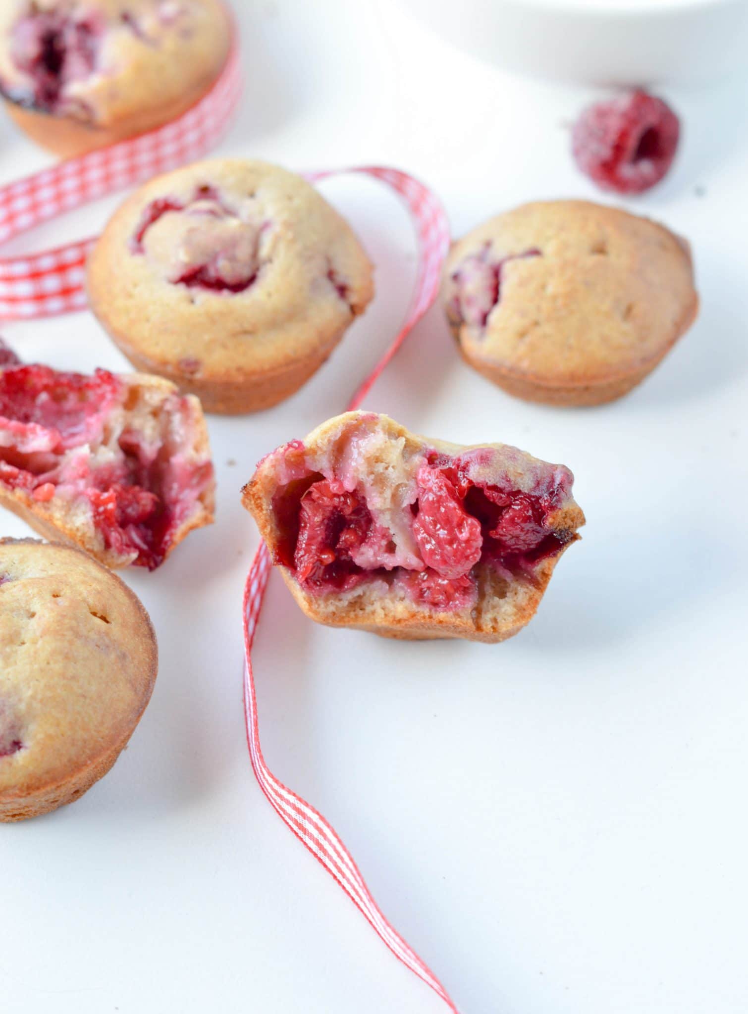 Keto raspberry muffins, a moist almond flour muffin recipe with 1 g net carb and juicy raspberries