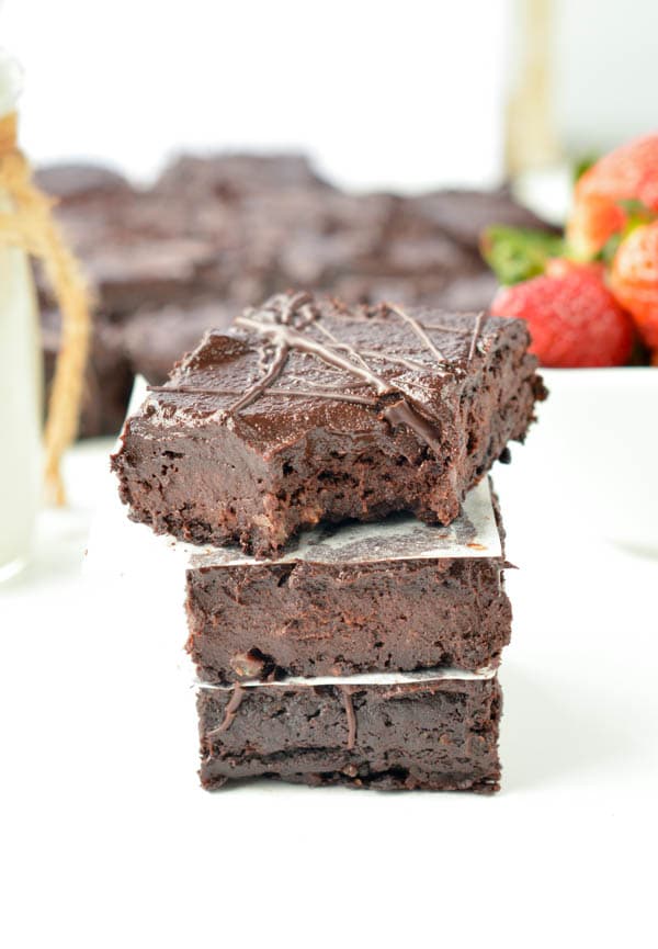 Sugar free brownies with dates. The best fudgy date brownie recipe, 100% vegan, paleo and gluten free with no refined ingredient or added sweetener. Clean eating brownie.