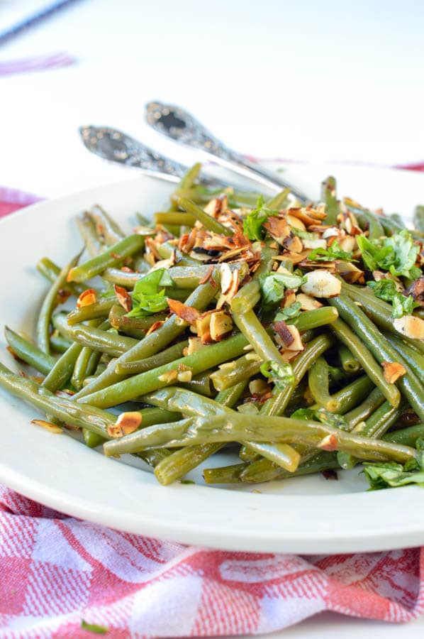 AUTHENTIC FRENCH GREEN BEAN recipe from my mum sauteed in olive oils with almonds, shallots, garlic and deglazed with lemon juice. An easy side dish for Holidays, Christmas or Thanksgiving. Dairy free + gluten free + vegan + low carb (8.6 g net carb/serve)