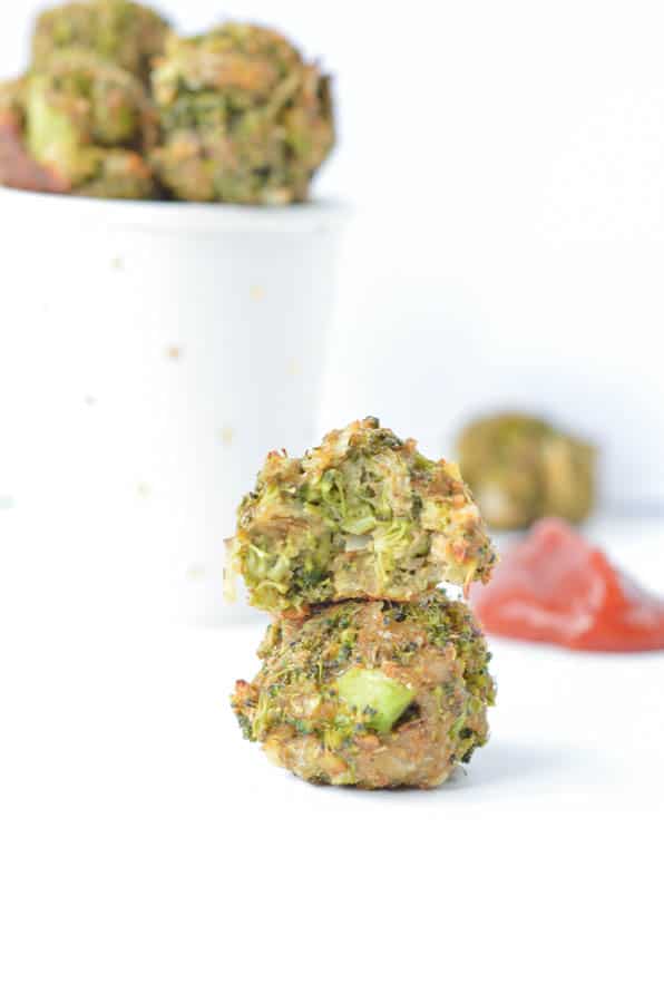 Healthy Baked Broccoli Balls are delicious broccoli cheese bites for your baby first food around 1 year. A simple broccoli appetizer recipes for grown up too with steamed broccoli, oat flour, breadcrumb, eggs and a bite of mozzarella cheese!