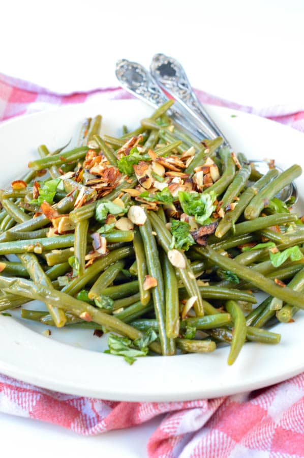AUTHENTIC FRENCH GREEN BEANS recipe from my mum sauteed in olive oils with almonds, shallots, garlic and deglazed with lemon juice. An easy side dish for Holidays, Christmas or Thanksgiving. Dairy free + gluten free + vegan + low carb (8.6 g net carb/serve)