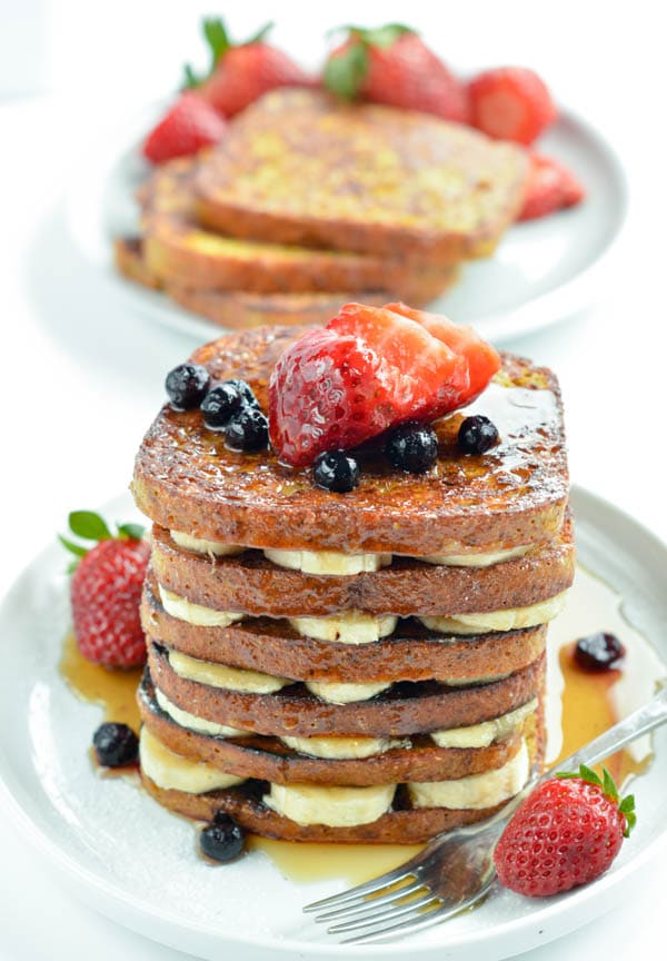 Paleo French Toast is a fun, easy and delicious sweet breakfast recipe perfect to fix your bread craving. Those french toast are made with a 100% gluten free, grain free and clean eating approved bread. If you love coconut flour, almond meal, eggs you will be amazed by this paleo french toast recipe. #paleo #frenchtoast