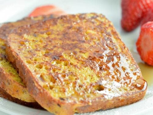 Paleo French Toast is a fun, easy and delicious sweet breakfast recipe perfect to fix your bread craving. Those french toast are made with a 100% gluten free, grain free and clean eating approved bread. If you love coconut flour, almond meal, eggs you will be amazed by this paleo french toast recipe. #paleo #frenchtoast