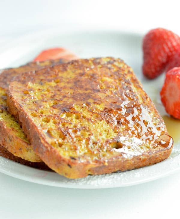 Paleo French Toast is a fun, easy and delicious sweet breakfast recipe perfect to fix your bread craving. Those french toast are made with a 100% gluten free, grain free and clean eating approved bread. If you love coconut flour, almond meal, eggs you will be amazed by this paleo french toast recipe. #paleo #frenchtoast