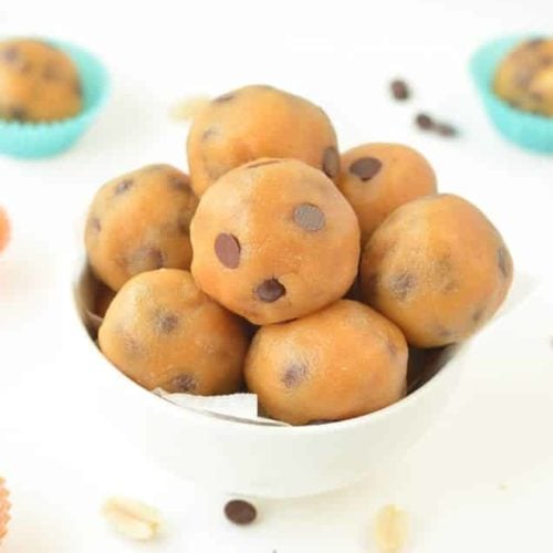 KETO PEANUT BUTTER CHOCOLATE CHIPS FAT BOMB 1.5 g net carbs #fatbomb #cookiedough #chocolatechips #peanutbutter #ketosnacks #keto #lowcarb #ketodesserts #ketotreats #peanutbutterballs #desserts #balls #cookiedoughballs