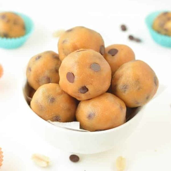 Chocolate chips with peanut butter KETO FAT BOMB 1.5 g net carbohydrates #fatbomb #cookiedough #chocolatechips #peanut #ketosnacks #keto #lowcarb #ketodesserts #ketotreats #peanutbutterballs #desserts #flakes #cookiedoughballs