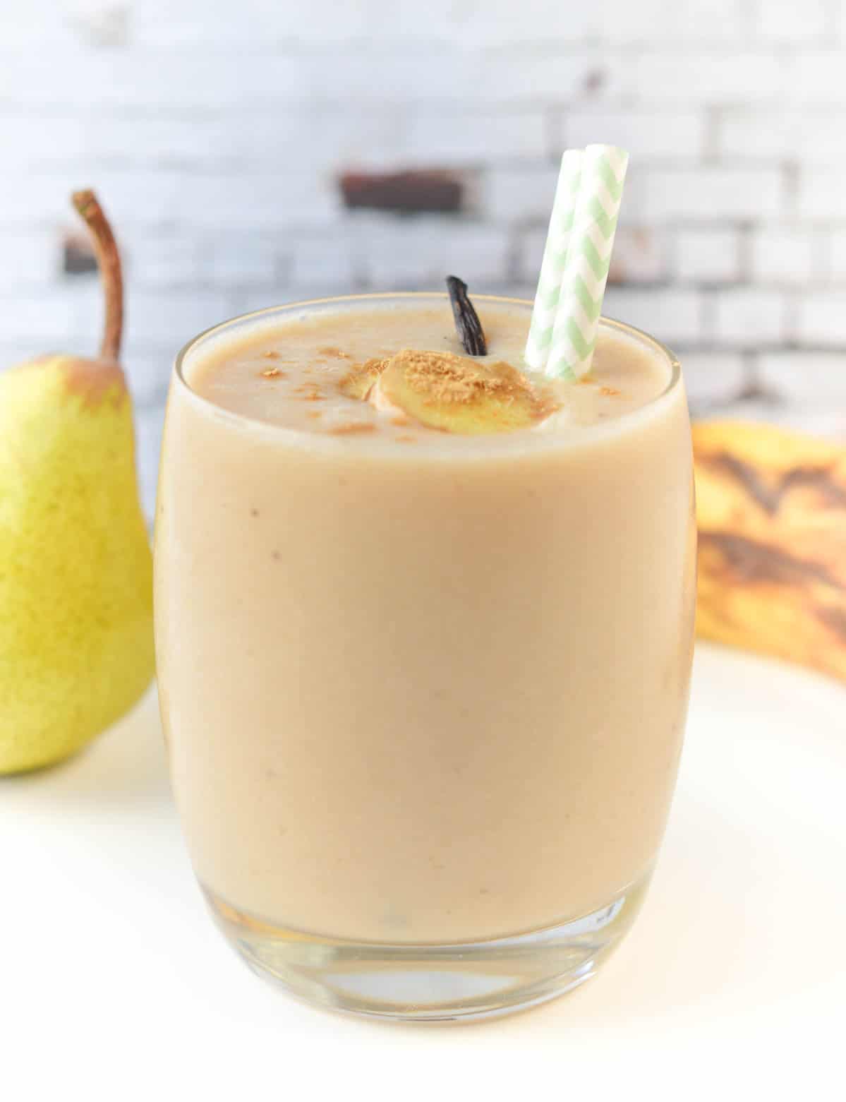 Banana Pear smoothie an healthy breakfast smoothie with almond milk and ginger. A delicious Vegan spices breakfast drink.