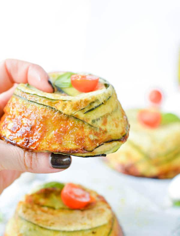 Single Serve CRUSTLESS ZUCCHINI QUICHE with Pesto and Parmesan. Low carb, 8.5g of net carbs per serve, fullfilling with 18.5g protein per serve. An healthy brunch recipe for the eggs lover. Clean eating quiche. Paleo + low carb. Muffin tin eggs recipe.