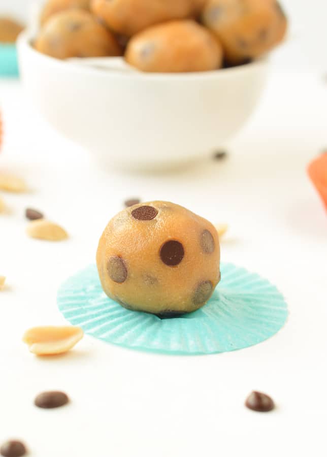 KETO PEANUT BUTTER CHOCOLATE CHIPS FAT BOMB 1.5 g net carbs #fatbomb #cookiedough #chocolatechips #peanutbutter #ketosnacks #keto #lowcarb #ketodesserts #ketotreats #peanutbutterballs #desserts #balls #cookiedoughballs