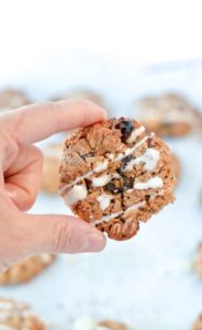 Healthy Apple oatmeal cookies are the best healthy breakfast cookies. An easy recipe with no flour, no refined sugar and 100% natural ingredients. A great clean cookie, soft, moist with a delicious cinnamon apple flavor.