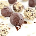No bake chocolate oatmeal balls made with 5 simple ingredients : peanut butter, unsweetened cocoa powder, rolled oats, oat flour and brown rice syrup. A delicious and easy breakfast energy bite loaded with plant based protein and fibre to starts the day with energy.