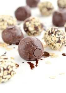 No bake chocolate oatmeal balls made with 5 simple ingredients : peanut butter, unsweetened cocoa powder, rolled oats, oat flour and brown rice syrup. A delicious and easy breakfast energy bite loaded with plant based protein and fibre to starts the day with energy.