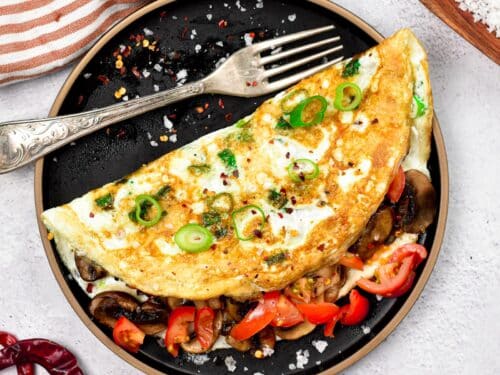  This Egg White Omelette is the most delicious high protein breakfast to refuel after a work out, or simply feel full for the day. Plus , this egg white omelette take barely 10 minutes to prepare, so you can easily whip this healthy breakfast every morning.