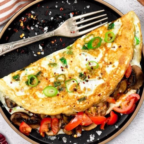  This Egg White Omelette is the most delicious high protein breakfast to refuel after a work out, or simply feel full for the day. Plus , this egg white omelette take barely 10 minutes to prepare, so you can easily whip this healthy breakfast every morning.