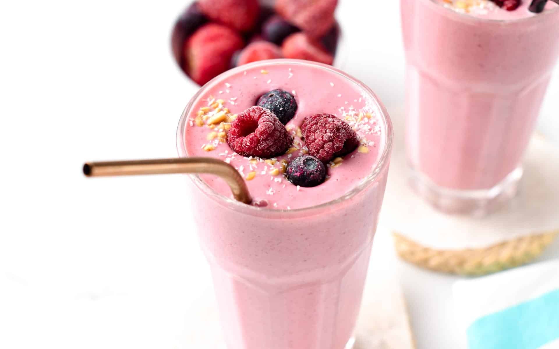 Frozen Strawberry Greek Yogurt Smoothie (10 minute Breakfast)