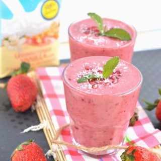 Healthy Mixed berry Smoothie without banana, almond milk, spinach and frozen berry. An easy dairy free breakfast smoothie, vegan and low carb.