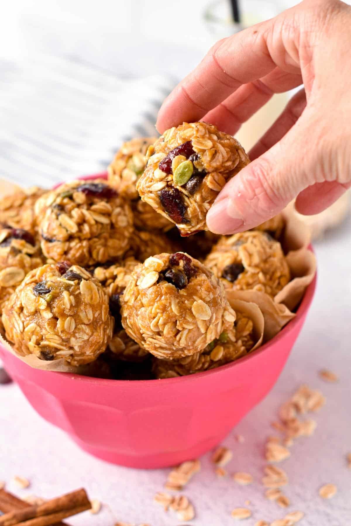 These No Bake Peanut Butter Oatmeal Balls are easy, healthy and quick snacks to fix your sweet cravings and adds fiber, proteins to your day. Plus, these no bake oatmeal balls takes barely 20 minutes to make and they are allergy friendly, vegan and dairy-free too.