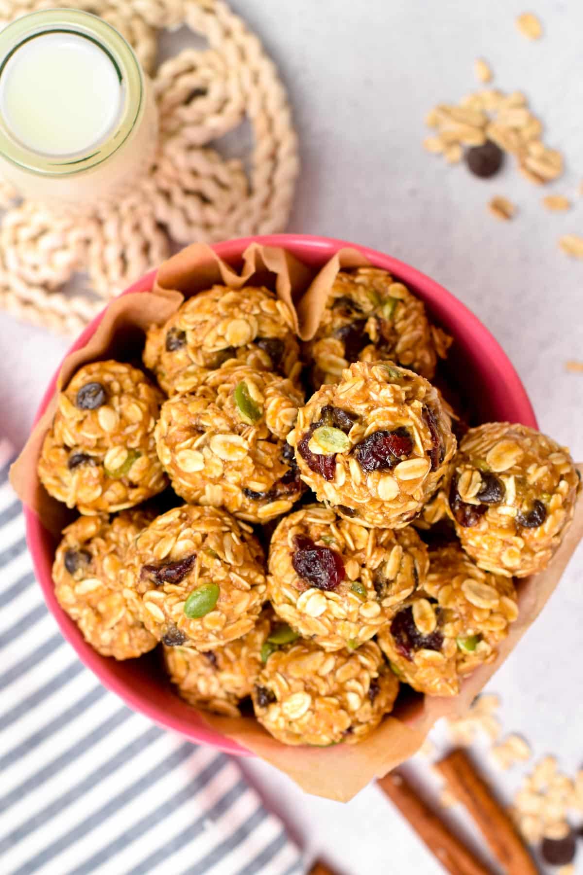 These No Bake Peanut Butter Oatmeal Balls are easy, healthy and quick snacks to fix your sweet cravings and adds fiber, proteins to your day. Plus, these no bake oatmeal balls takes barely 20 minutes to make and they are allergy friendly, vegan and dairy-free too.
